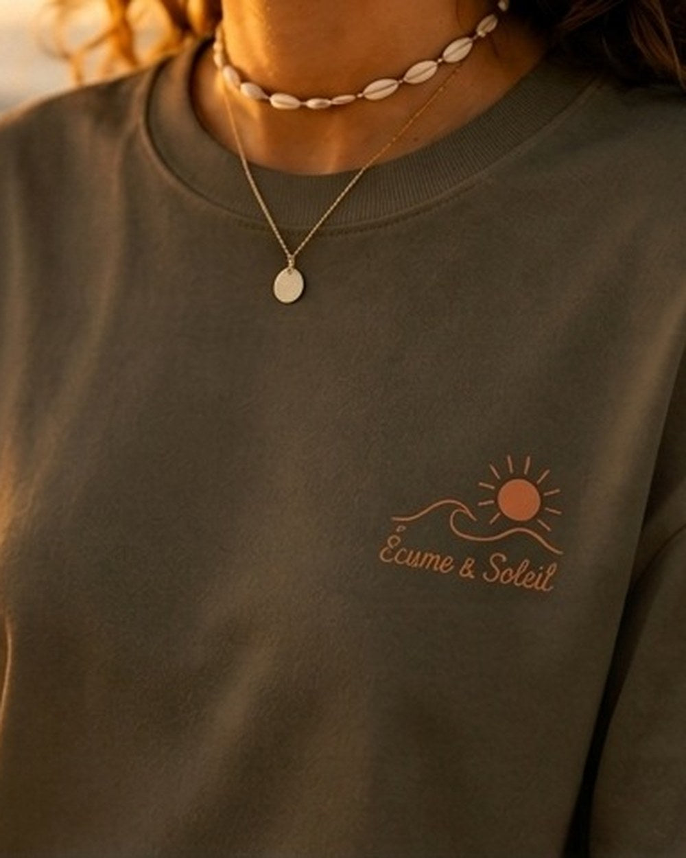 T-shirt Écume & Soleil, coloris kaki, détail de la signature floquée au cœur