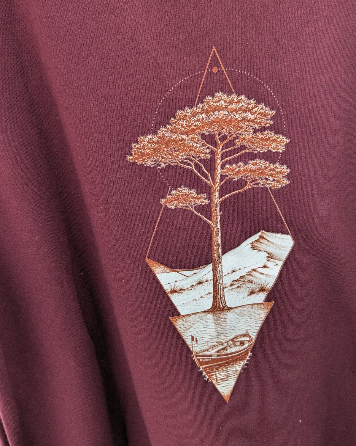 Sweat à capuche Île & Pins bordeaux, vu de dos : le pin, la dune et la pinasse marqués en sépia
