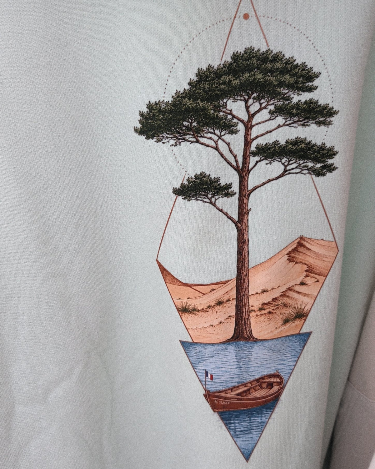 Sweat à capuche Île & Pins Couleur blush mint, vu de dos : le pin, la dune, l'eau et la pinasse en couleurs