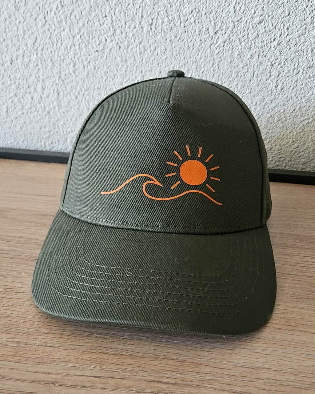 Casquette Écume & Soleil kaki, logo soleil et vague marqué en terracotta sur le panneau avant