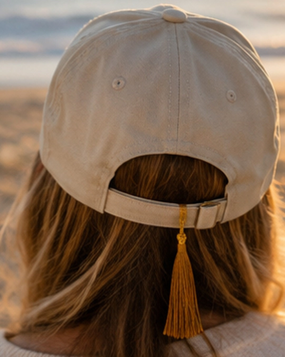 Casquette Écume & Soleil écrue vue de dos, fermeture arrière réglable et pompon doré