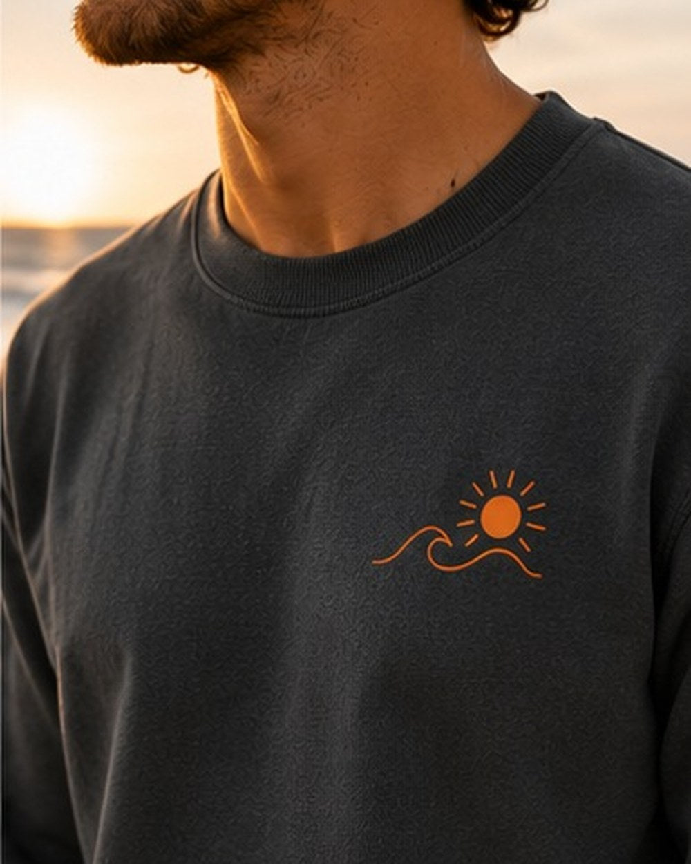 Pull Écume & Soleil motif Esprit Bassin anthracite, vue de dos au coucher du soleil