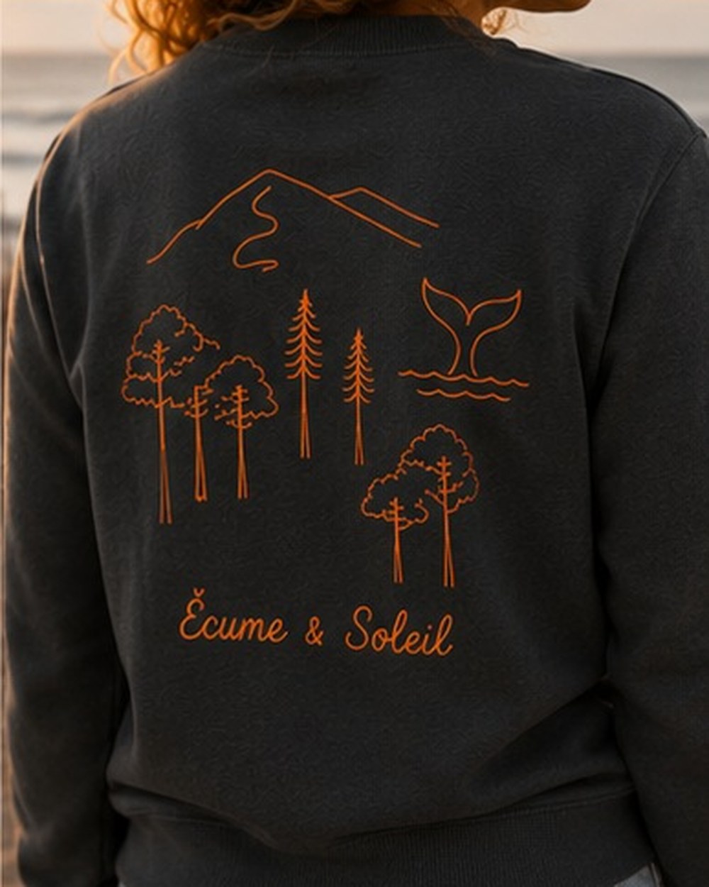Pull Écume & Soleil motif Esprit Bassin anthracite porté en duo sur la plage du Bassin d'Arcachon