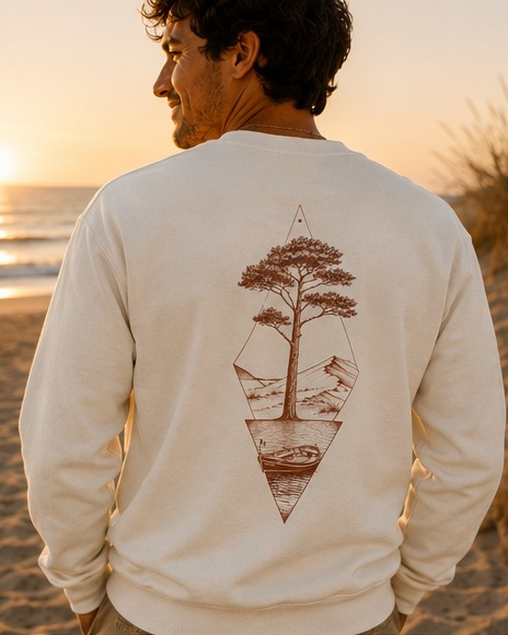 Pull Écume & Soleil motif Île & Pins, coloris beige, porté face, signature au cœur