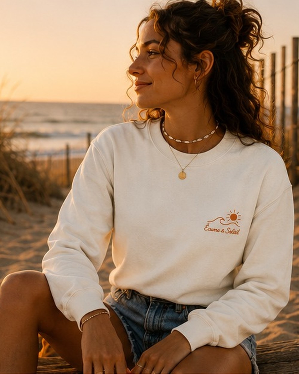Pull Écume & Soleil motif Île & Pins beige, détail du flocage