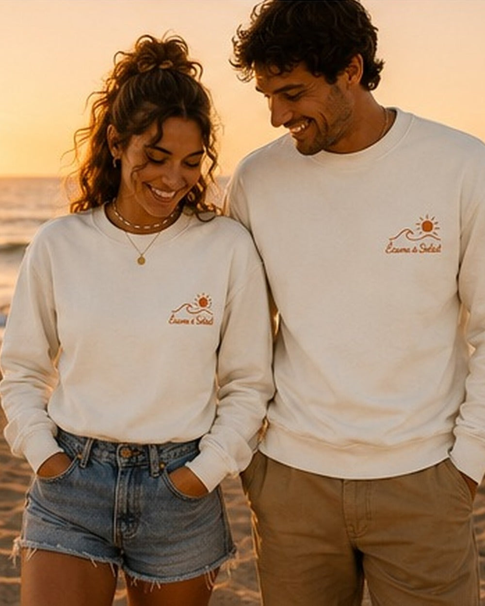 Pull Écume & Soleil motif Île & Pins beige porté en duo sur la dune du Bassin d'Arcachon