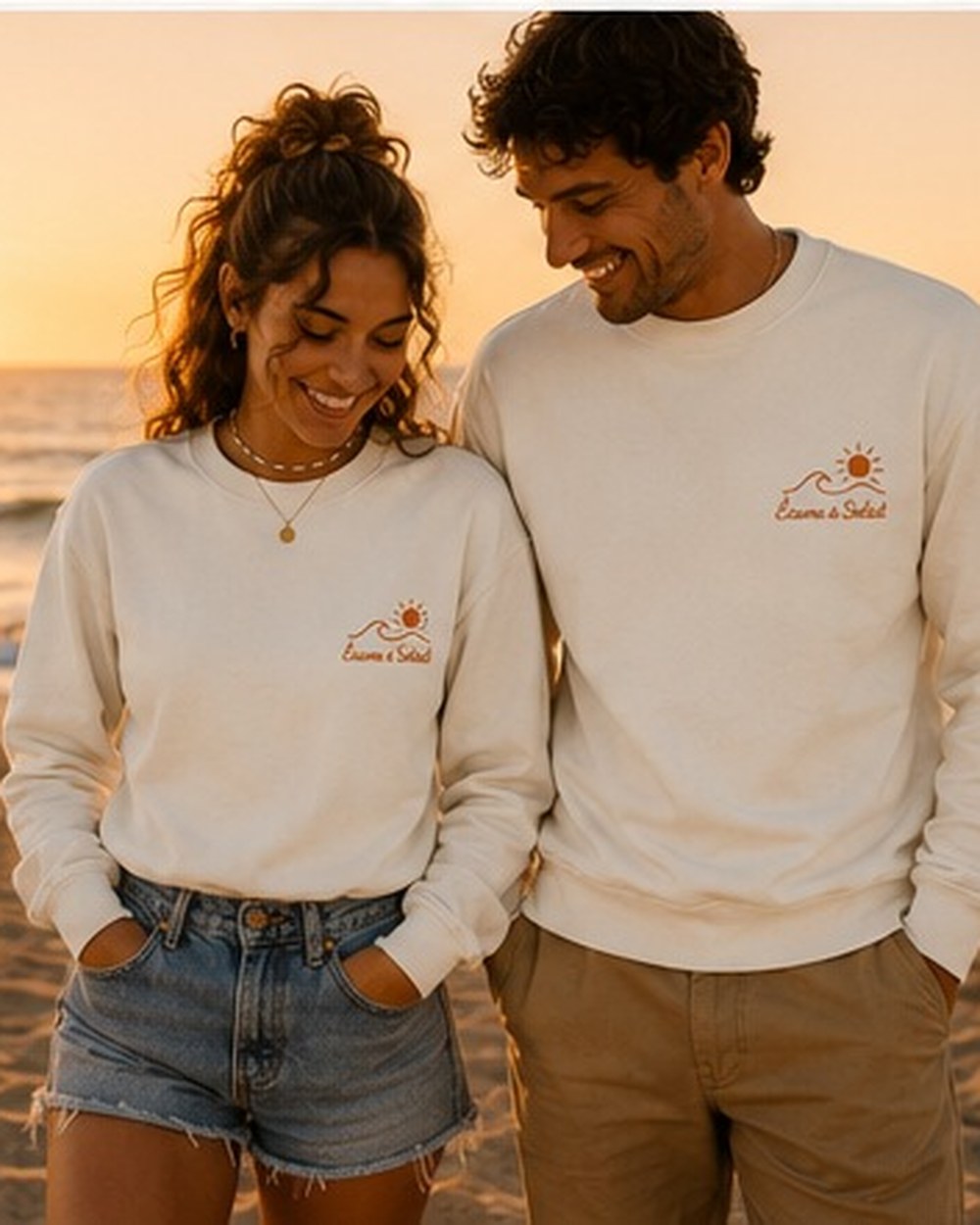 Pull Écume & Soleil motif Île & Pins beige porté en duo sur la dune du Bassin d'Arcachon