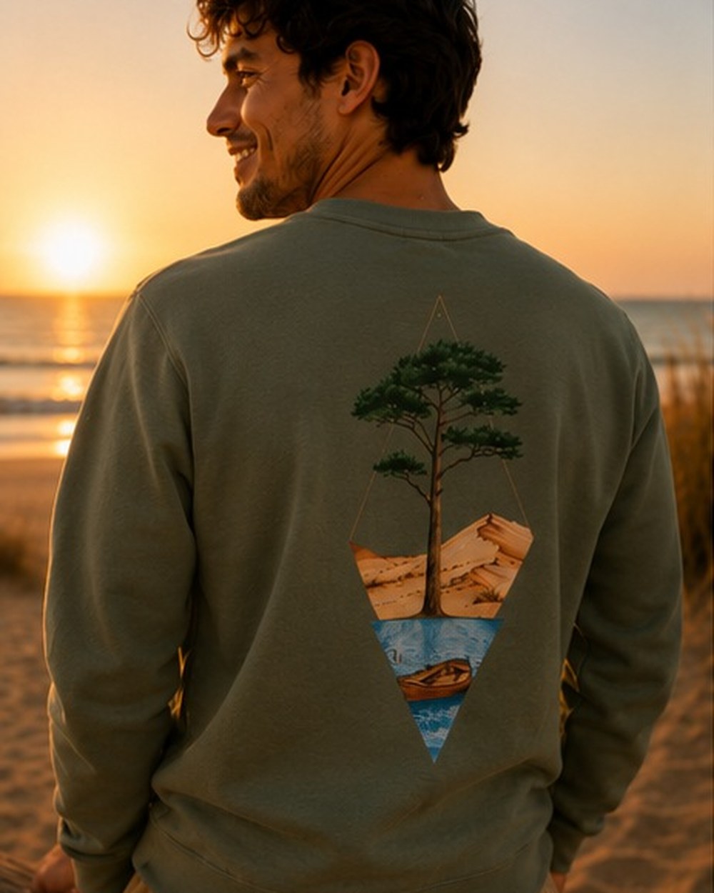 Pull Écume & Soleil motif Île & Pins Couleur kaki, flocage pin et bassin en couleurs dans le dos