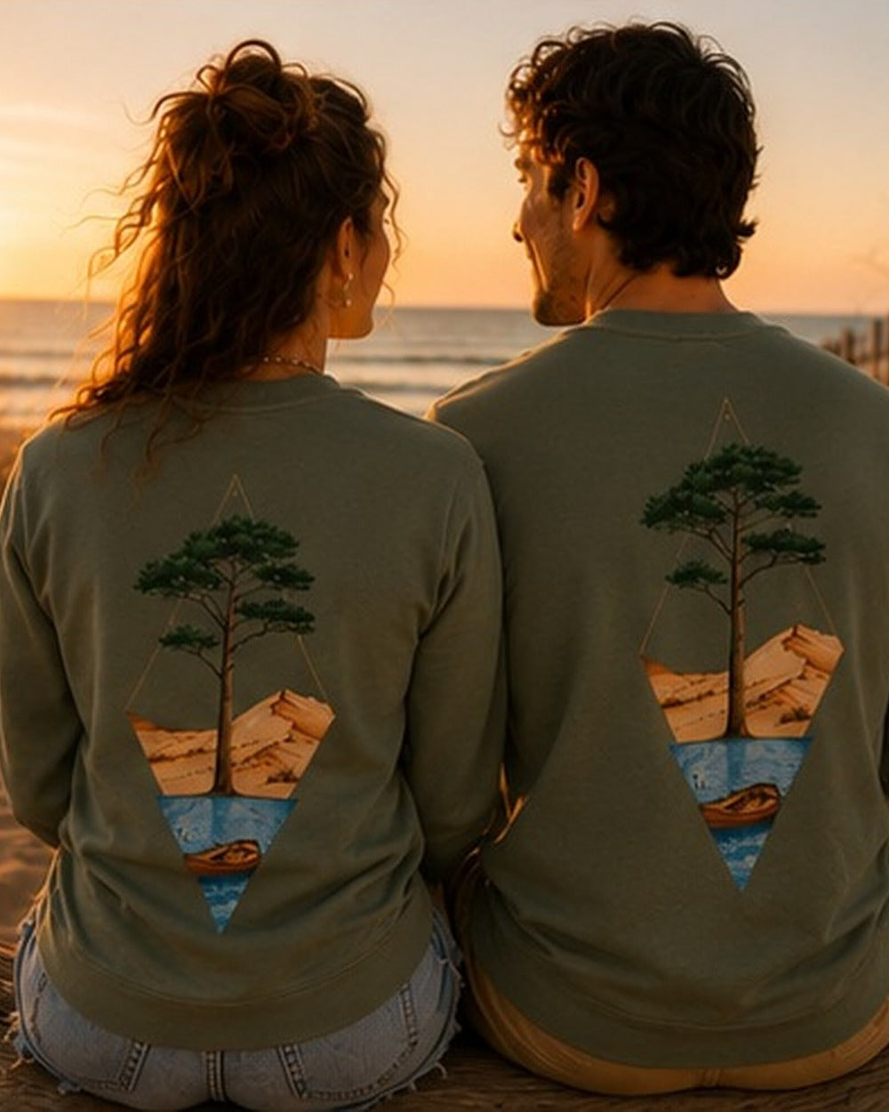 Pull Écume & Soleil motif Île & Pins Couleur kaki, plié sur le sable du Bassin d'Arcachon