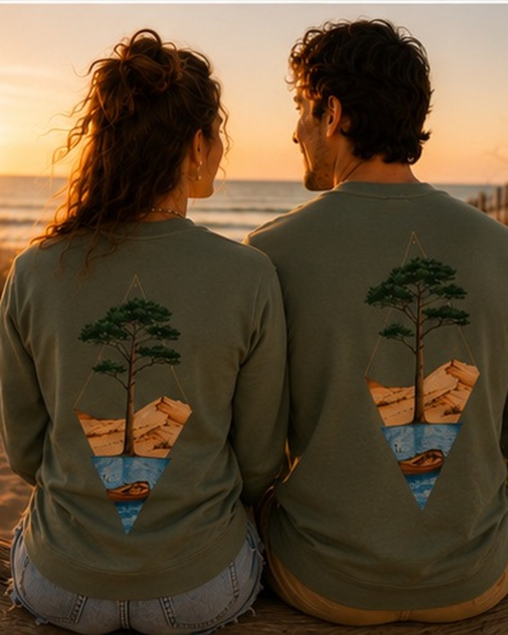 Pull Écume & Soleil motif Île & Pins Couleur kaki, plié sur le sable du Bassin d'Arcachon