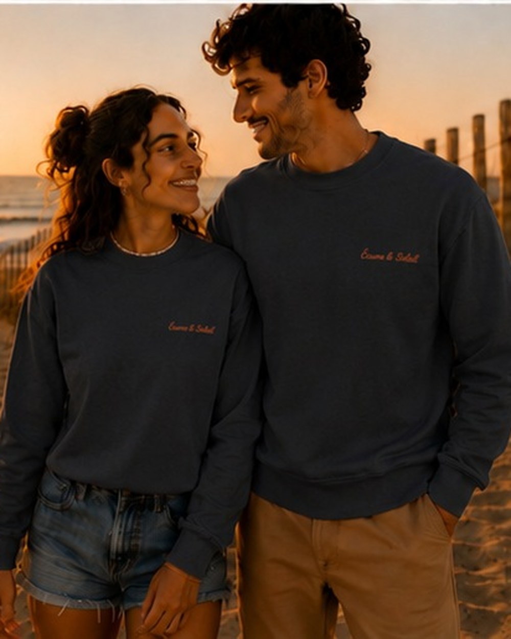 Pull Écume & Soleil motif Le Basique anthracite, vue de dos au coucher du soleil