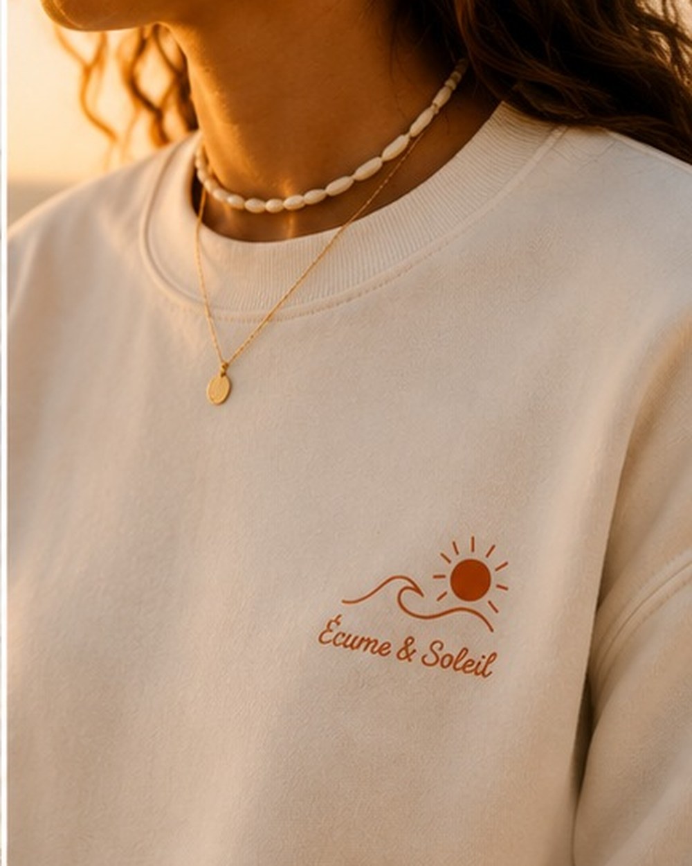 Pull Écume & Soleil motif Le Basique beige, signature flocage au cœur