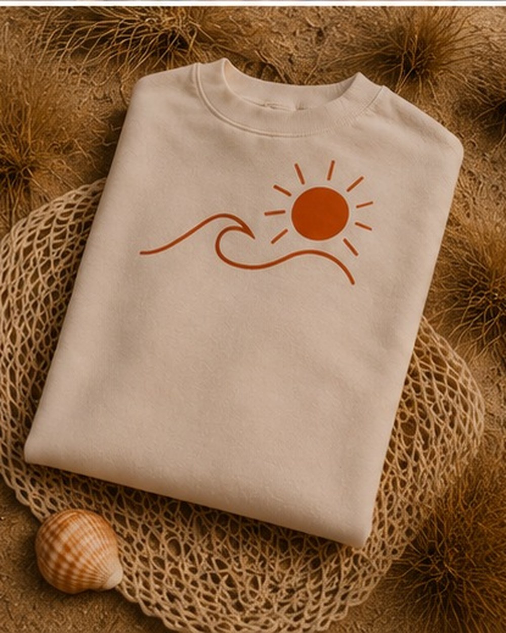 Pull Écume & Soleil motif Le Basique, coloris beige, 280 g/m², porté sur la plage du Bassin d'Arcachon