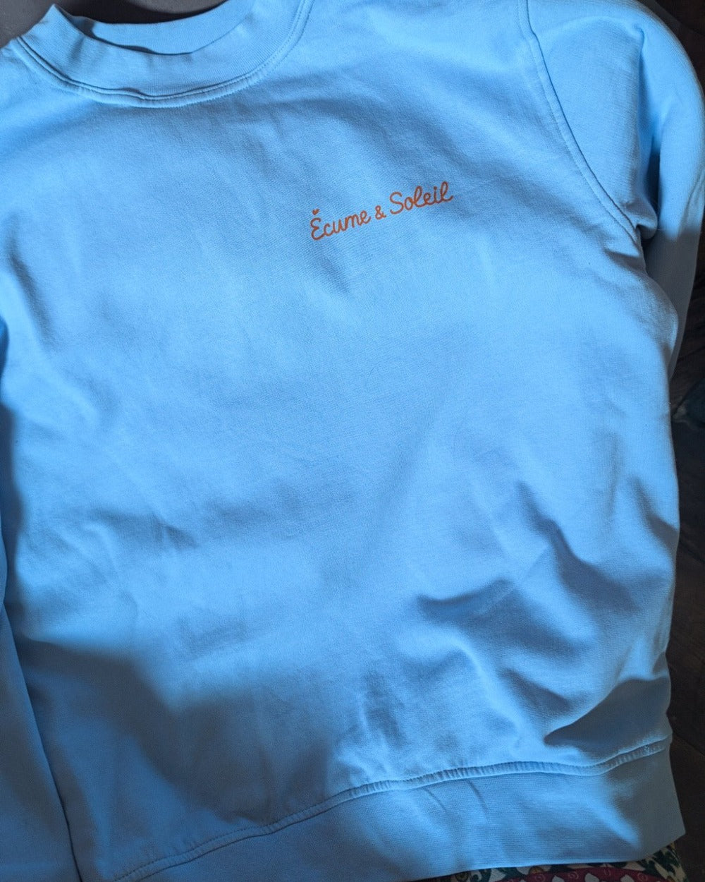 Pull Le Basique bleu ciel vu de face, signature Écume & Soleil au cœur