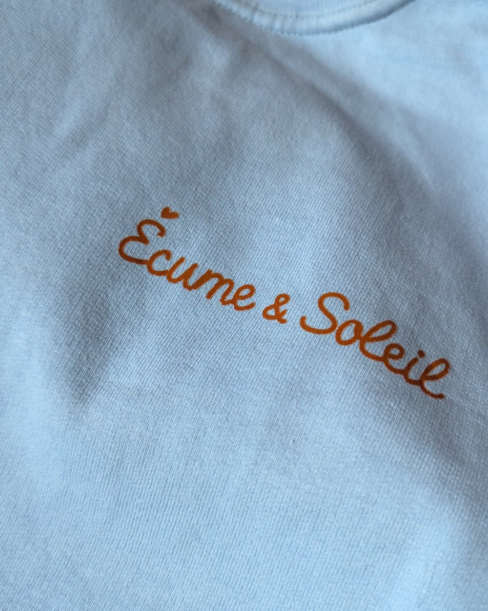 Pull Le Basique bleu ciel, vraie photo : nom Écume & Soleil marqué au cœur, l'accent du É en petit cœur