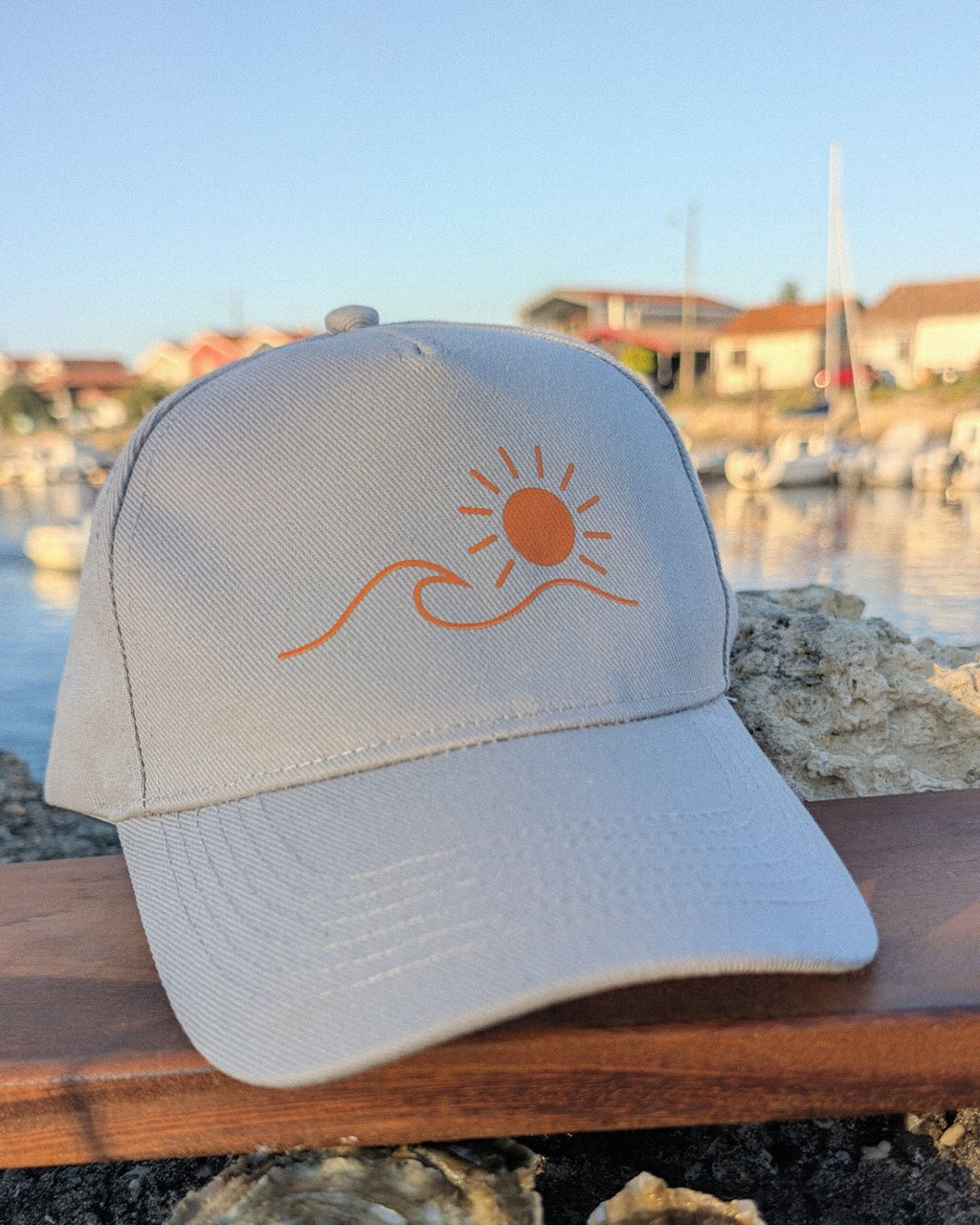Casquette Écume & Soleil gris clair, logo soleil et vague en terracotta