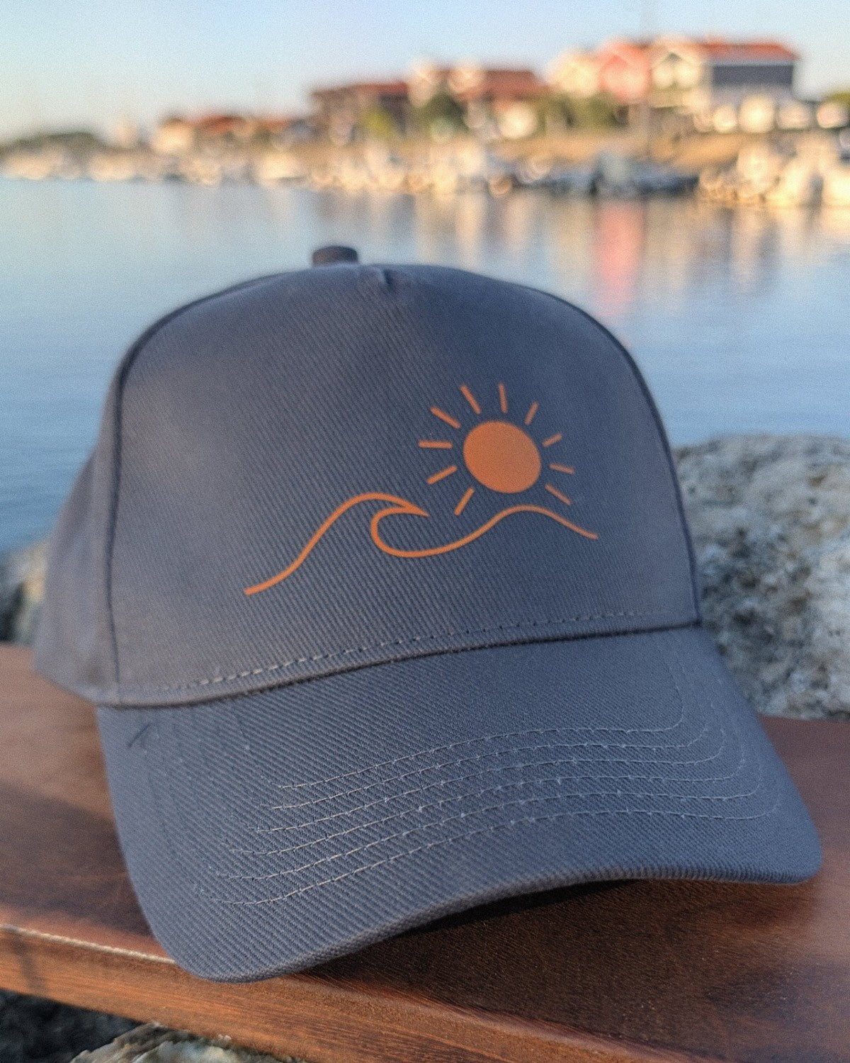 Casquette Écume & Soleil gris foncé, logo soleil et vague en terracotta