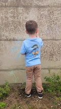 T-shirt enfant Écume & Soleil bleu ciel, motif Île & Pins Couleur au dos : le pin, la dune et la pinasse