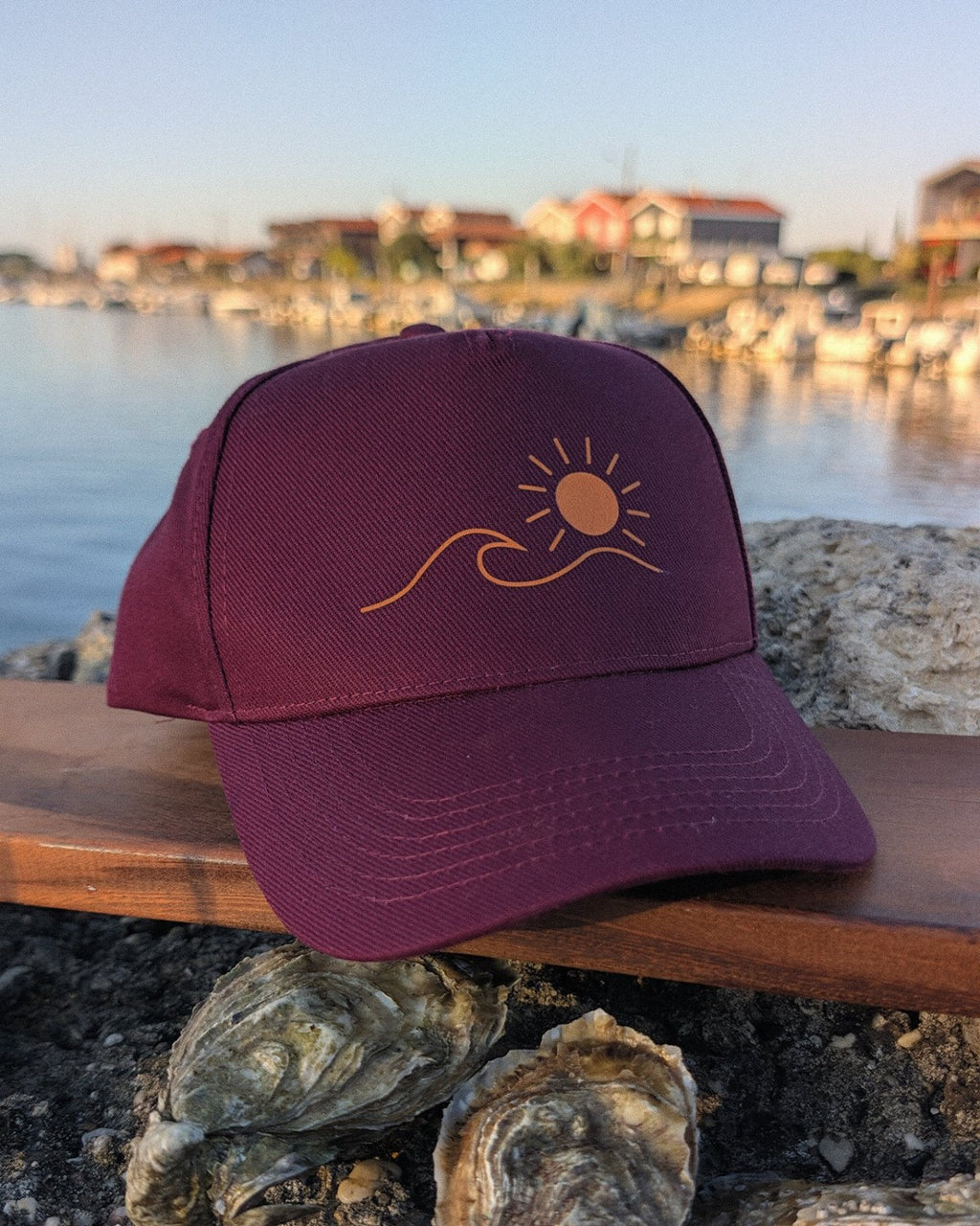 Casquette Écume & Soleil bordeaux, logo soleil et vague marqué en terracotta