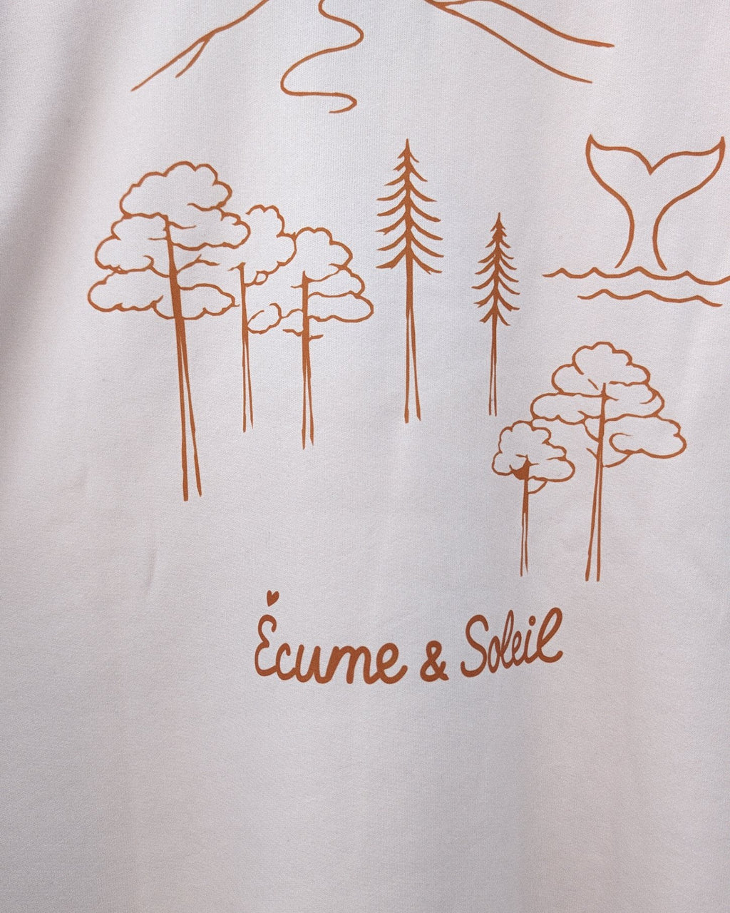 Sweat Esprit Bassin écru, détail du motif au dos : pins, dune, queue de baleine et signature Écume & Soleil