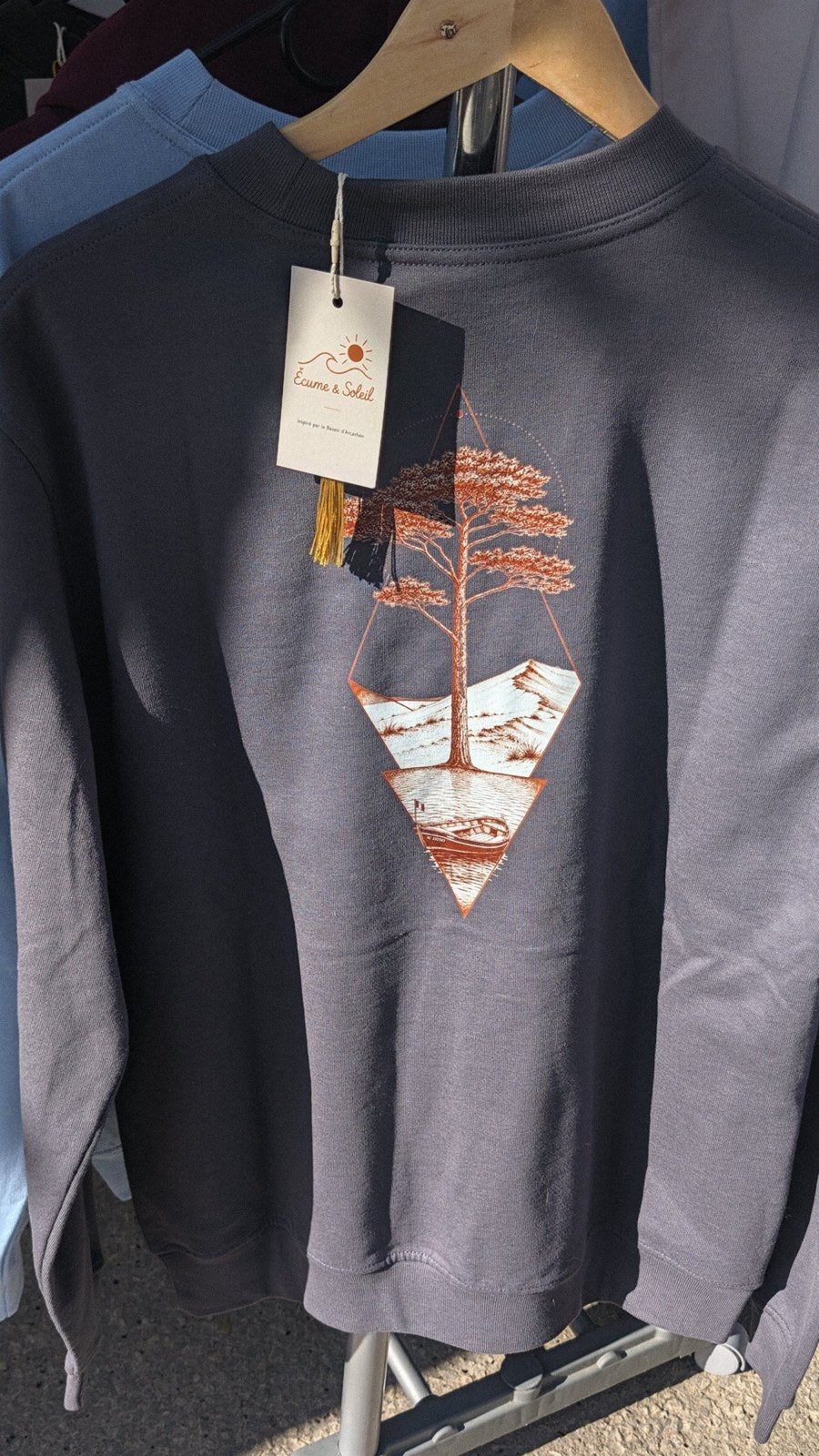 Sweat Île & Pins anthracite vu de dos : motif sépia sur fond clair