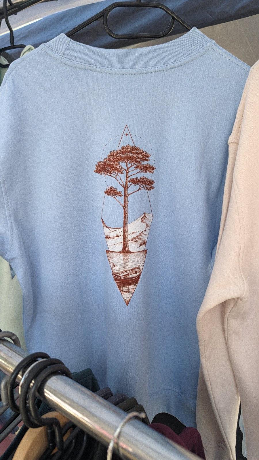 Sweat Île & Pins bleu ciel vu de dos : pin, dune et pinasse en sépia