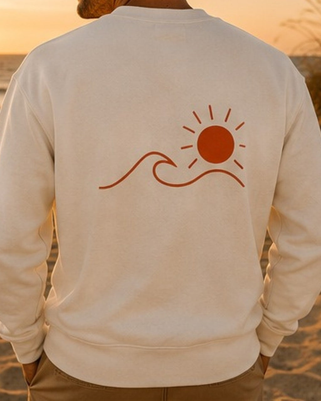 Sweat Écume & Soleil Le Basique écru, vu de dos : le soleil et la vague marqués en grand dans le dos