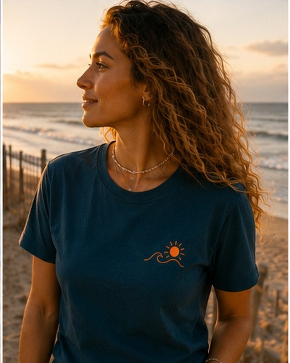 T-shirt Écume & Soleil motif Esprit Bassin, coloris bleu vert, porté de face sur la plage