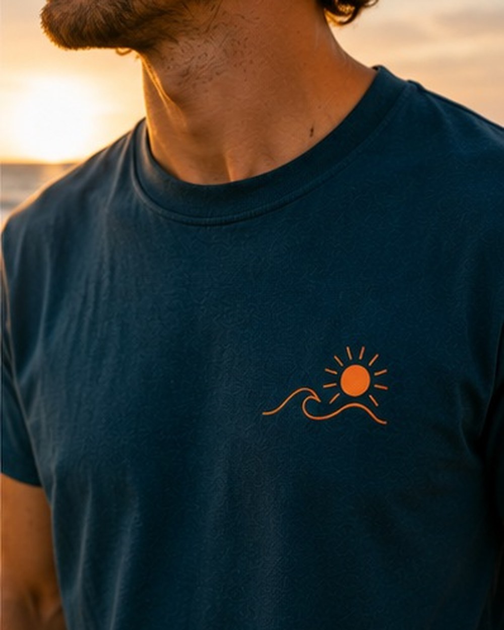 T-shirt Écume & Soleil motif Esprit Bassin bleu vert, détail de la signature floquée au cœur