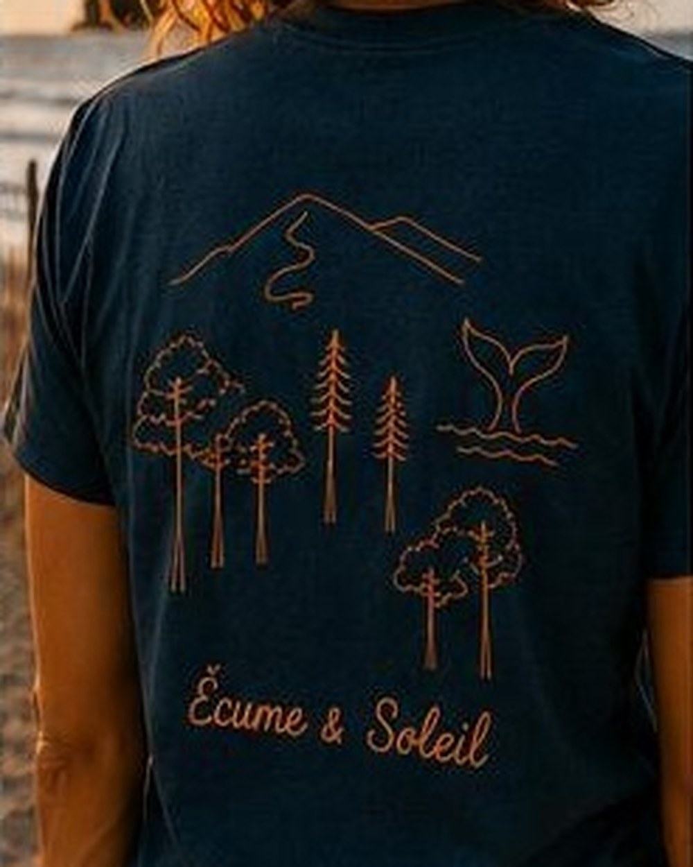 T-shirt Écume & Soleil motif Esprit Bassin bleu vert, grand flocage paysage dans le dos