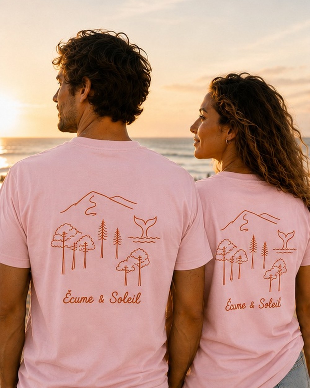 T-shirt Écume & Soleil motif Esprit Bassin rose et bleu vert portés en duo sur la plage