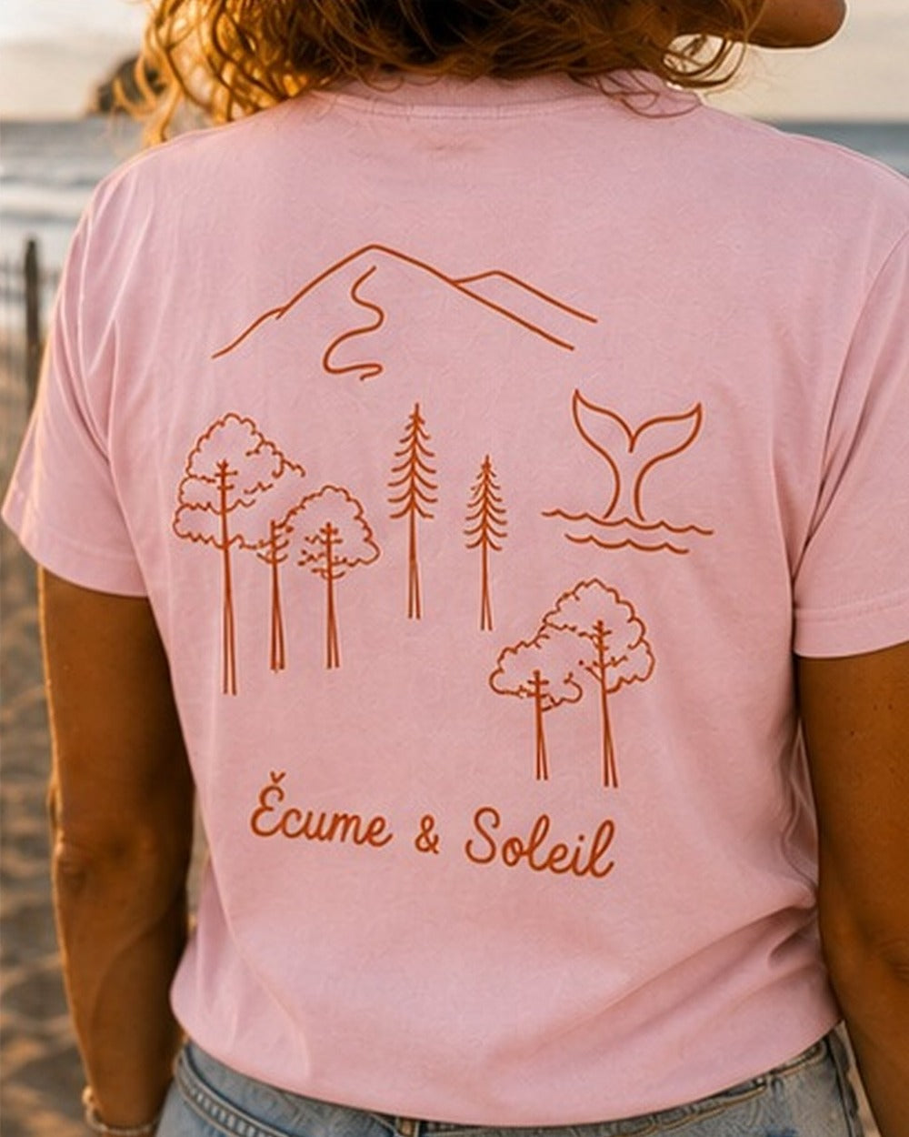 T-shirt Écume & Soleil motif Esprit Bassin, coloris rose, porté de dos, grand marquage forêt de pins