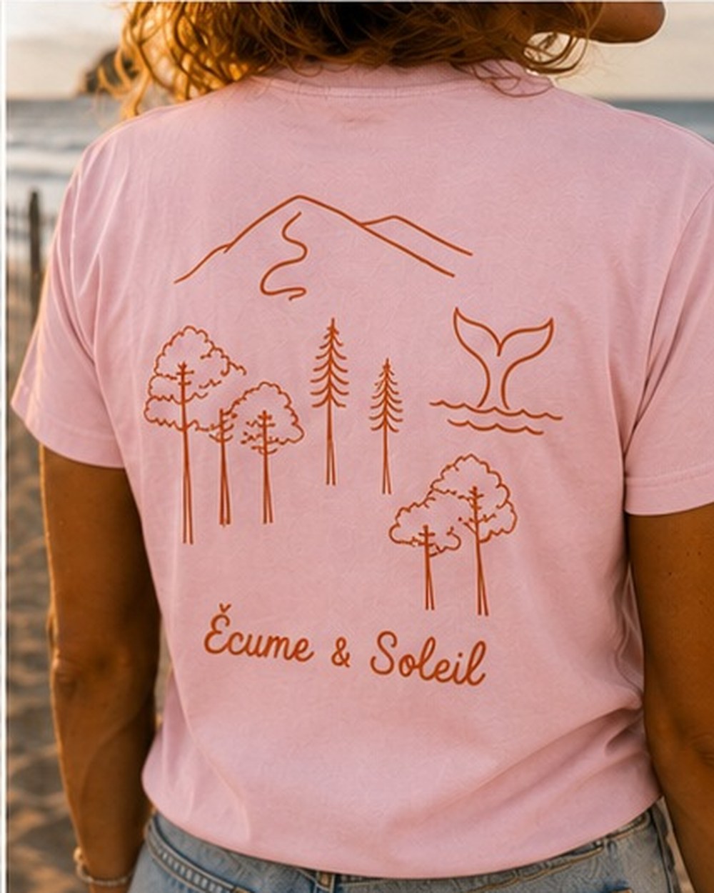 T-shirt Écume & Soleil motif Esprit Bassin, coloris rose, porté de dos, grand flocage forêt de pins