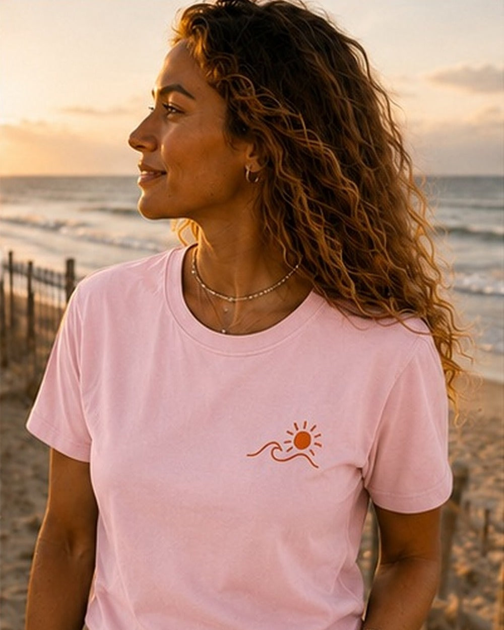 T-shirt Écume & Soleil motif Esprit Bassin rose, marquage forêt de pins et queue de baleine