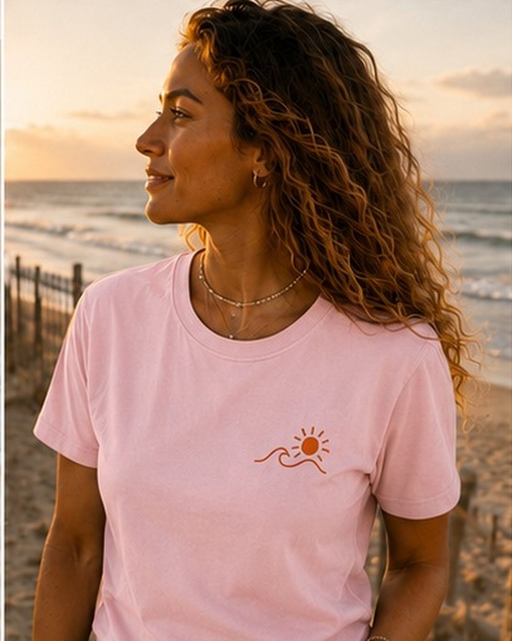 T-shirt Écume & Soleil motif Esprit Bassin rose, flocage forêt de pins et queue de baleine