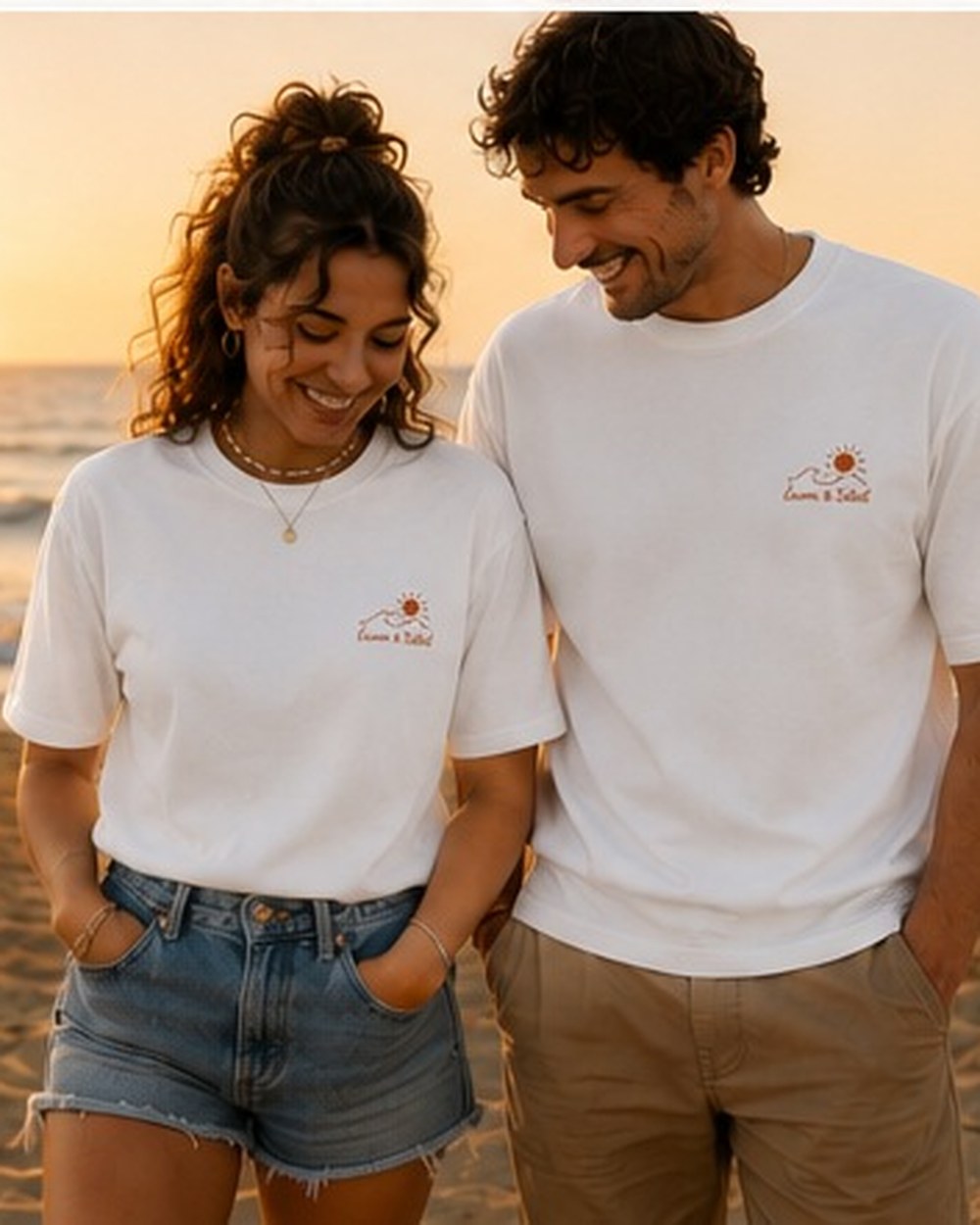 T-shirts Écume & Soleil portés en duo, coloris blanc, coucher de soleil sur le Bassin