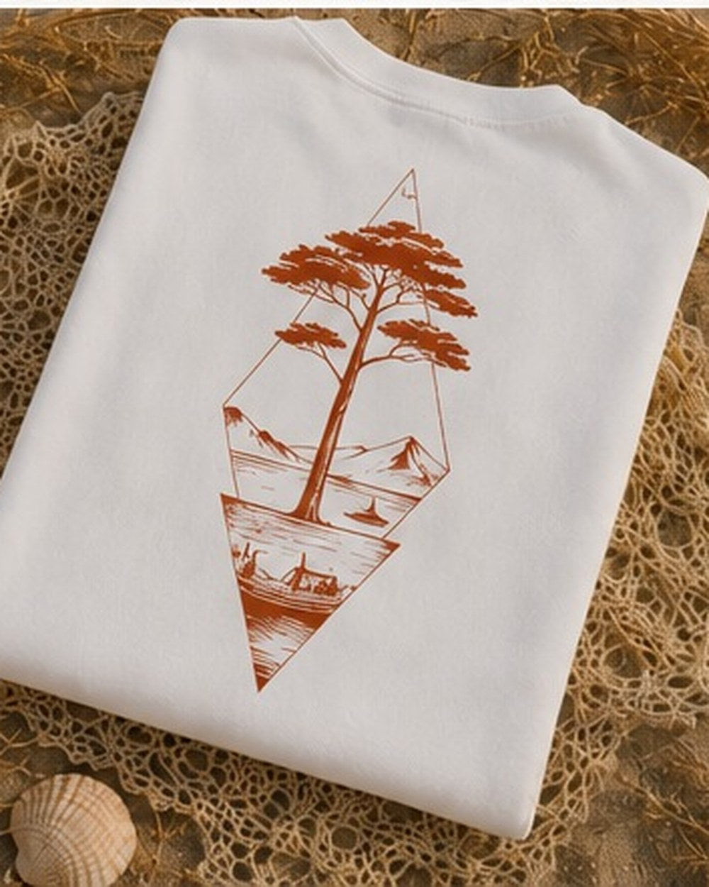 T-shirt Écume & Soleil motif Île & Pins, coloris blanc, plié sur le sable du Bassin d'Arcachon