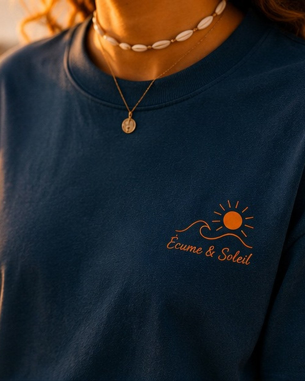 T-shirt Écume & Soleil motif Île & Pins, coloris bleu vert, signature floquée au cœur