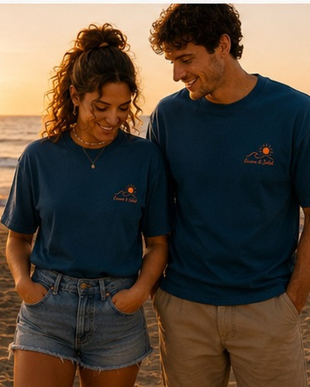 T-shirts Écume & Soleil portés en duo, coloris bleu vert et blanc