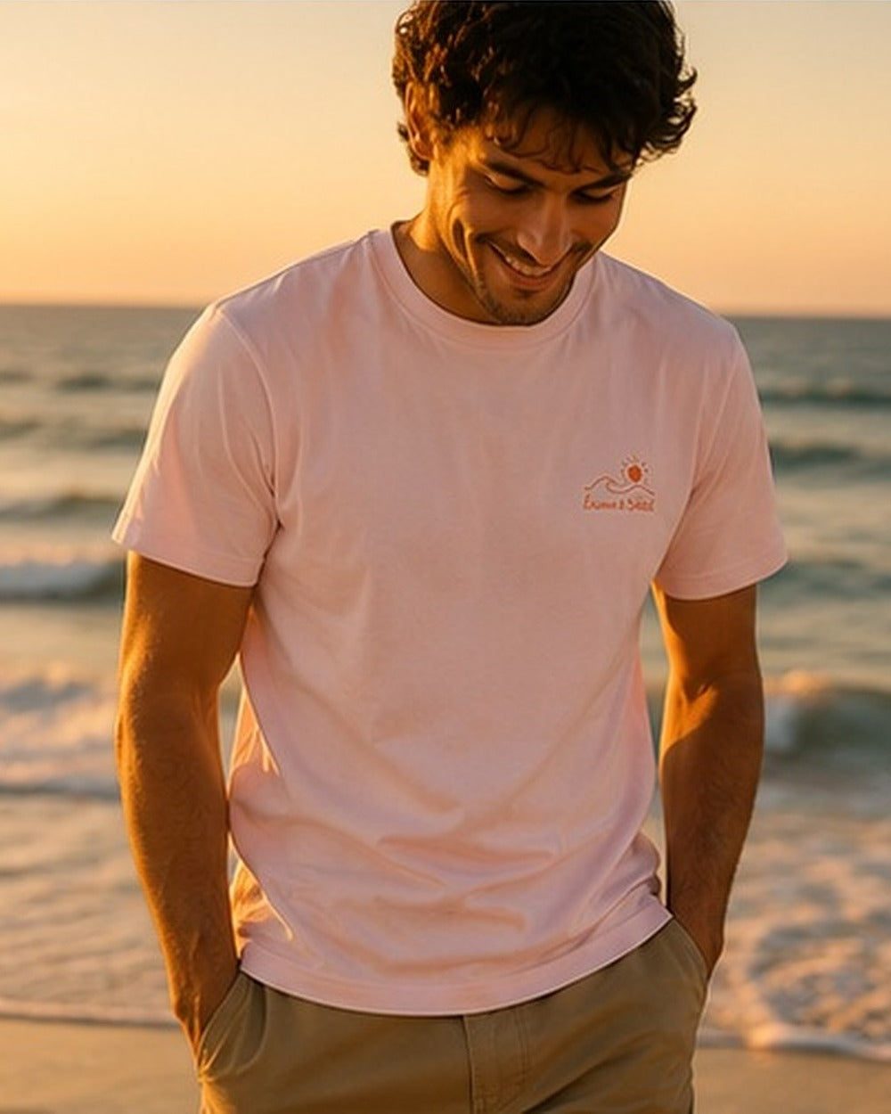 T-shirt Écume & Soleil motif Île & Pins Couleur rose, porté face, signature au cœur