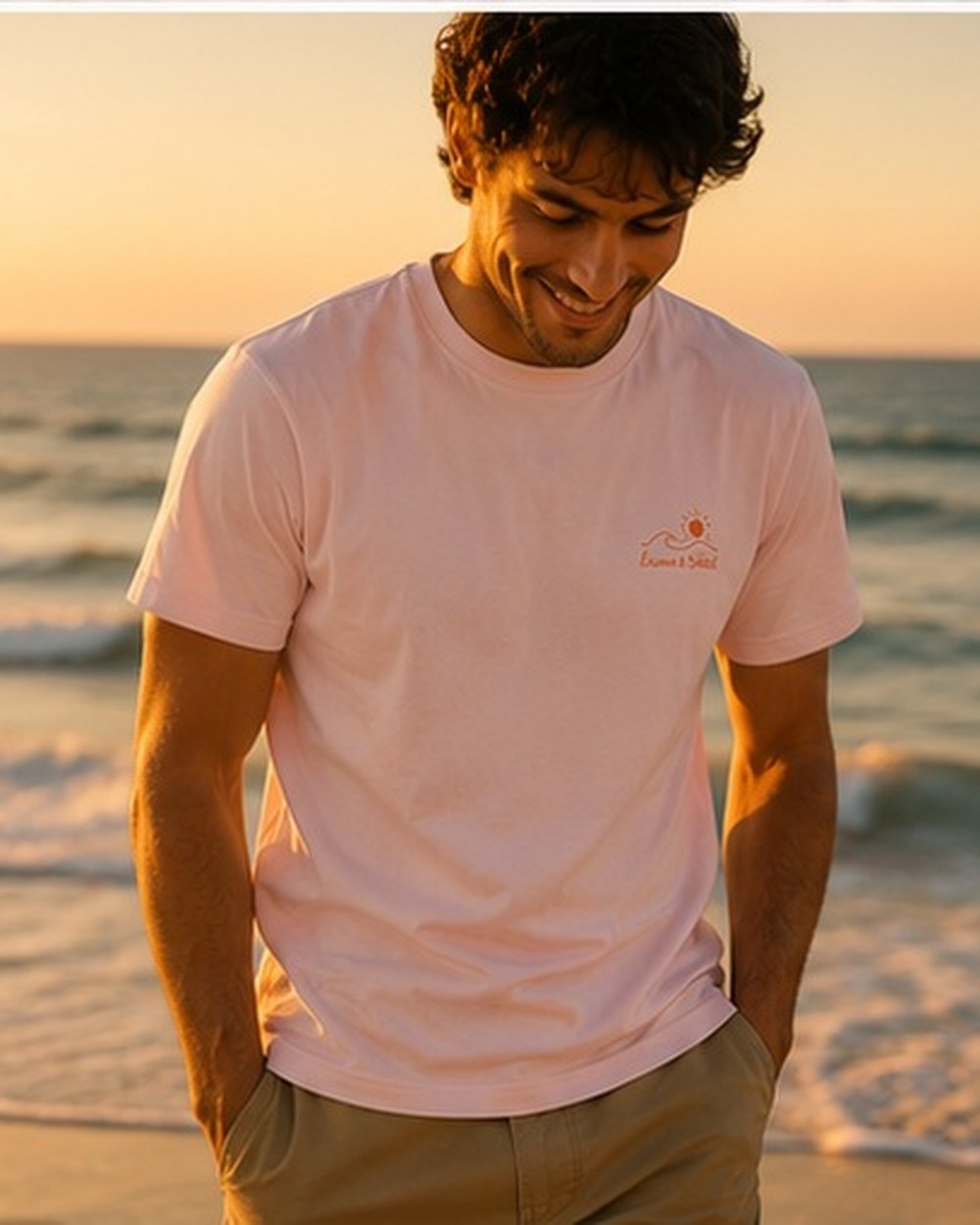 T-shirt Écume & Soleil motif Île & Pins Couleur rose, porté face, signature au cœur