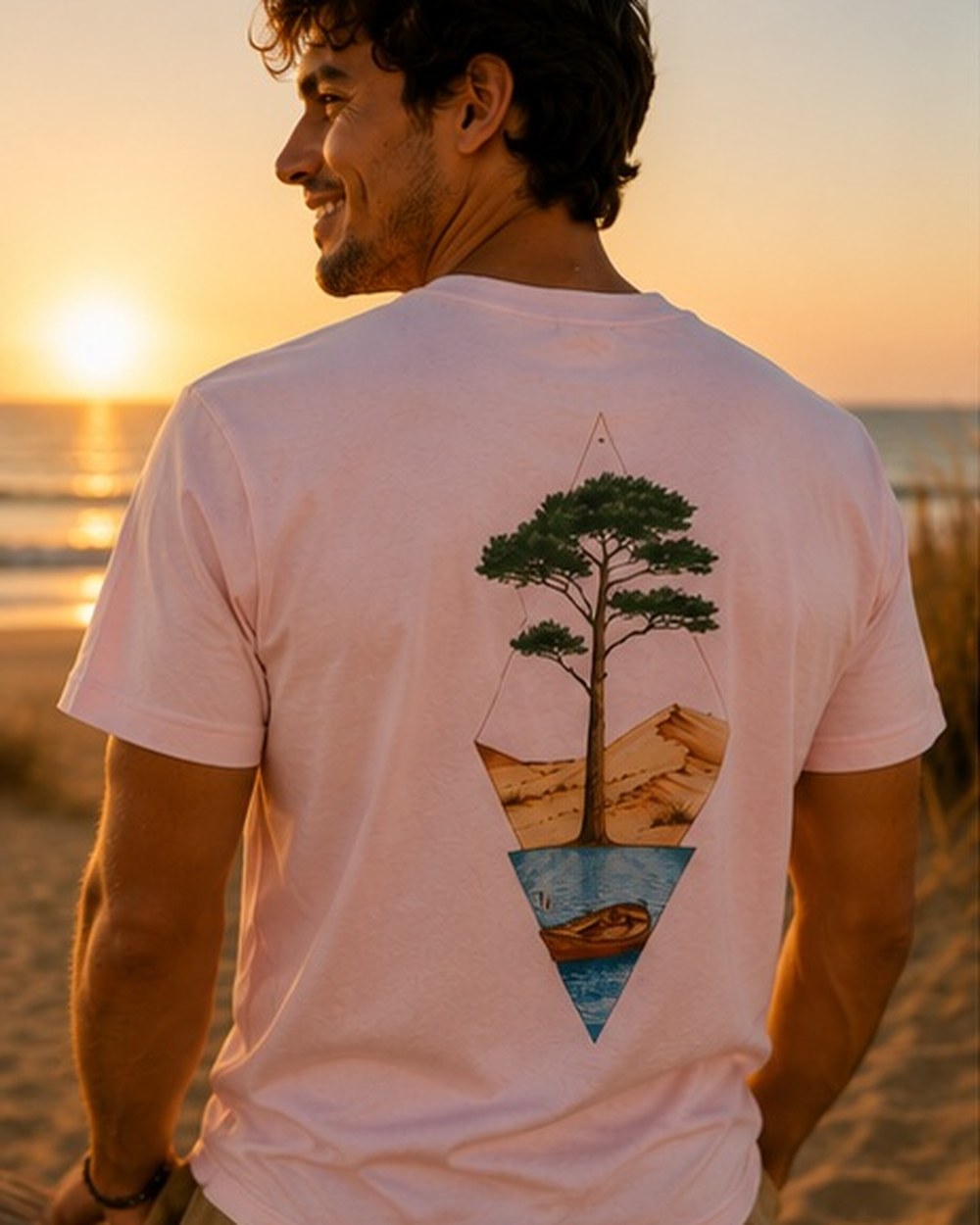 T-shirt Écume & Soleil motif Île & Pins Couleur, coloris rose, porté de dos, grand flocage pin et bassin en couleurs