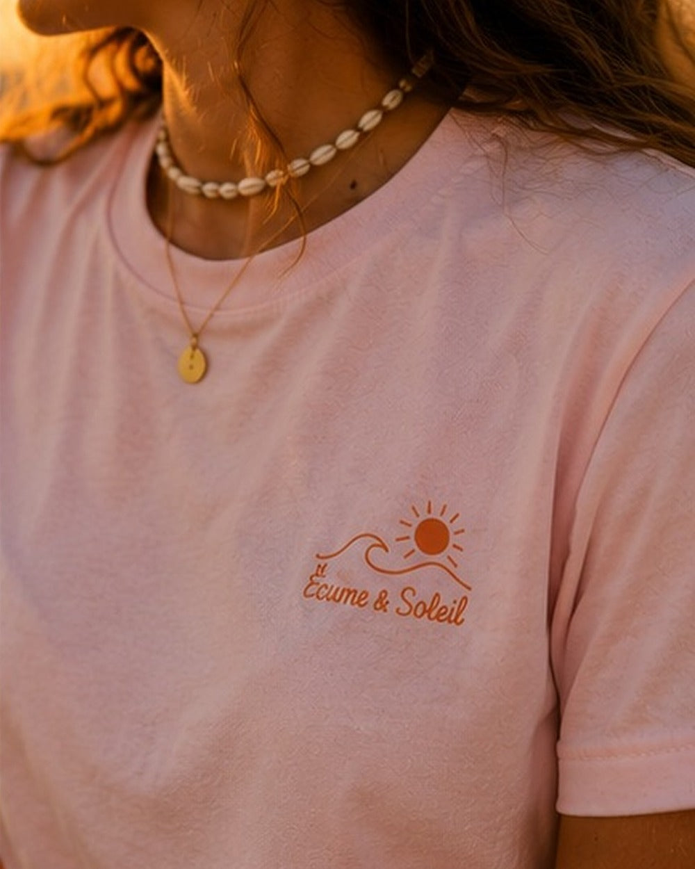 T-shirt Écume & Soleil motif Île & Pins Couleur rose, détail de la signature marquée au cœur