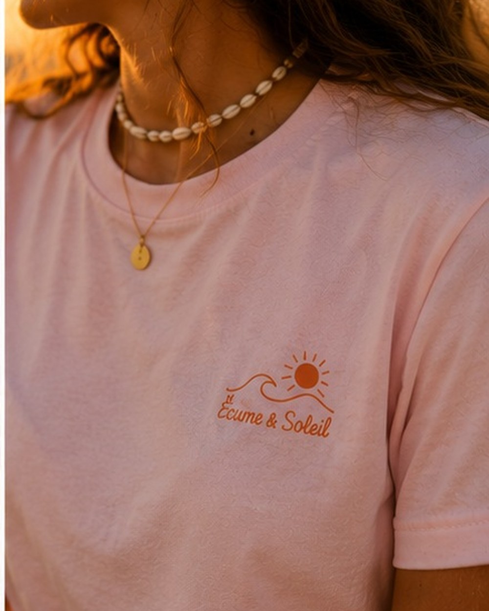 T-shirt Écume & Soleil motif Île & Pins Couleur rose, détail de la signature floquée au cœur
