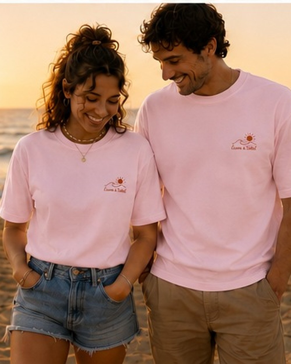 T-shirts Écume & Soleil portés en duo sur la dune du Bassin d'Arcachon