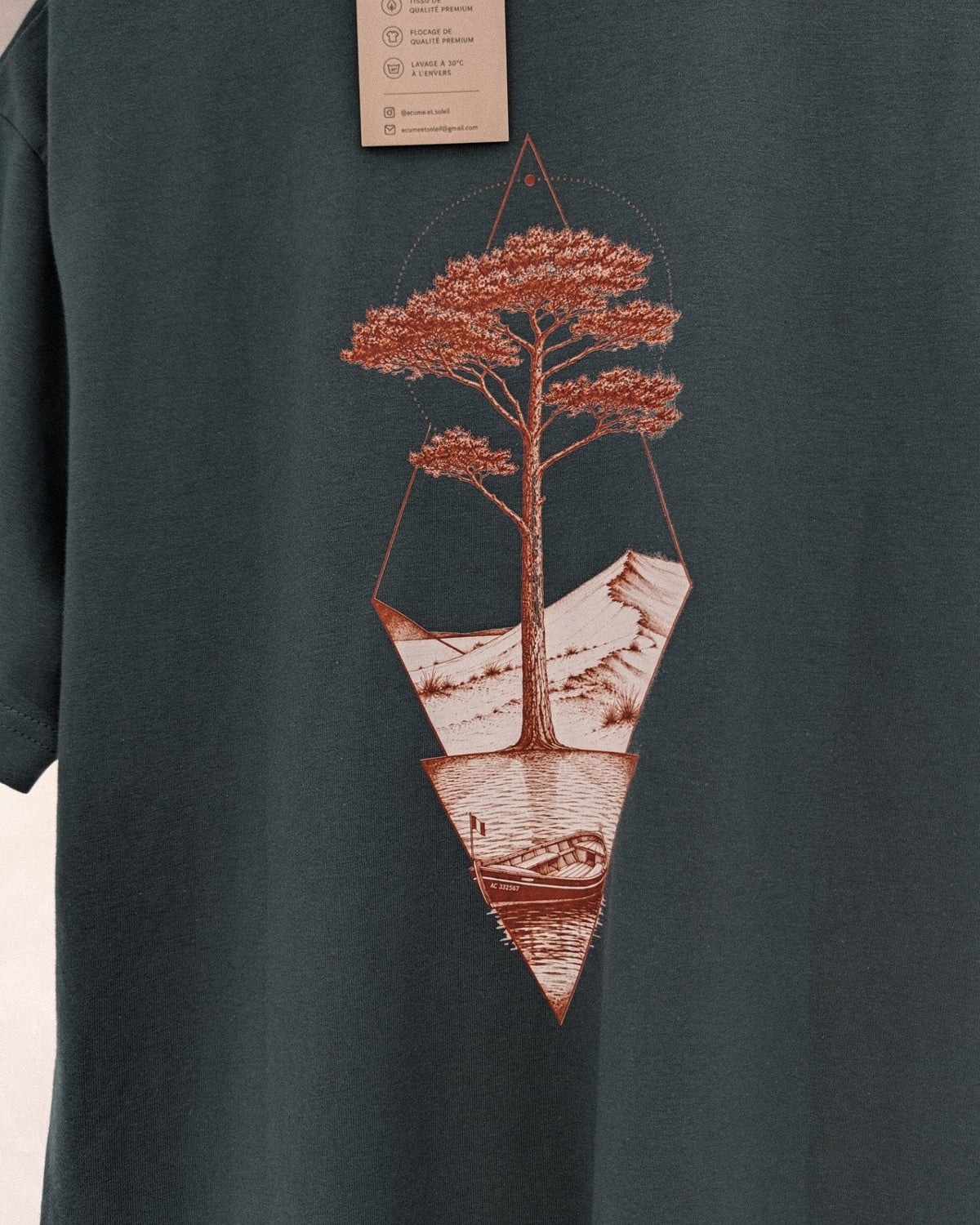 T-shirt Écume & Soleil Île & Pins bleu vert, vu de dos : le pin, la dune et la pinasse marqués en sépia