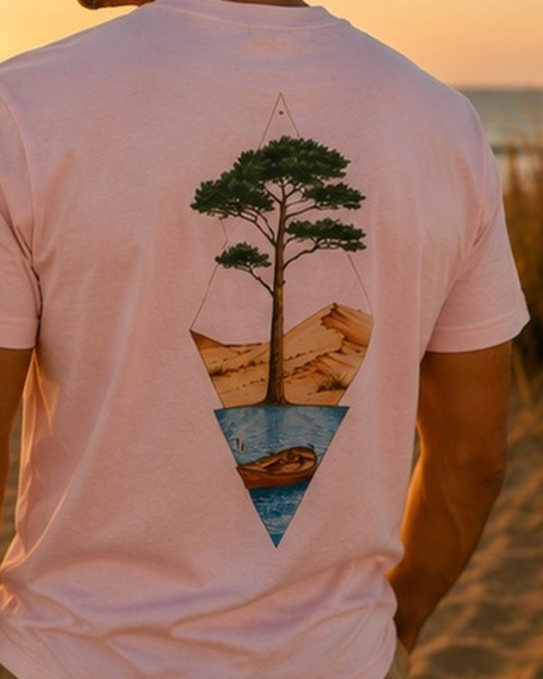 T-shirt Écume & Soleil Île & Pins Couleur rose, vu de dos : le pin, la dune, l'eau et la pinasse en couleurs, au centre du dos