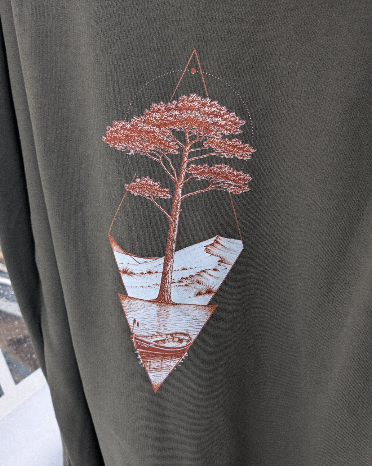 T-shirt Écume & Soleil Île & Pins kaki, vu de dos : le pin, la dune et la pinasse marqués en sépia