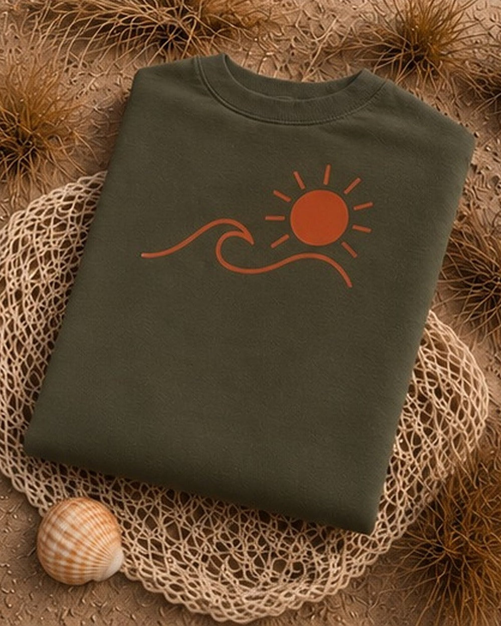 T-shirt Écume & Soleil motif Le Basique, coloris kaki, 100 % coton 220 g/m², porté sur la plage du Bassin d'Arcachon