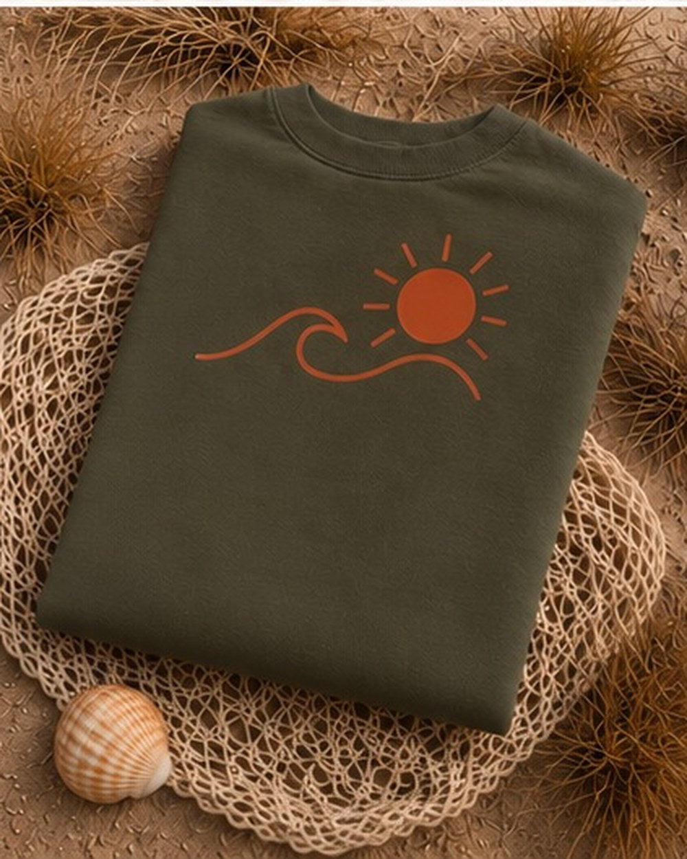 T-shirt Écume & Soleil motif Le Basique, coloris kaki, coton biologique 220 g/m², porté sur la plage du Bassin d'Arcachon